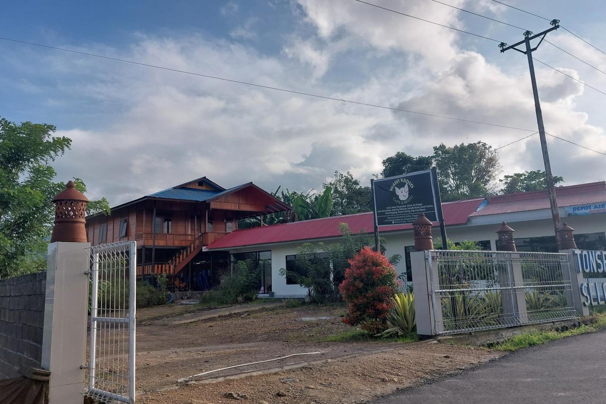 Oyo 92545 Wawi Kadio Homestay Manado Buitenkant foto